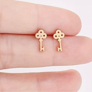 NEW Key stud Earrings Gold color - Boutique